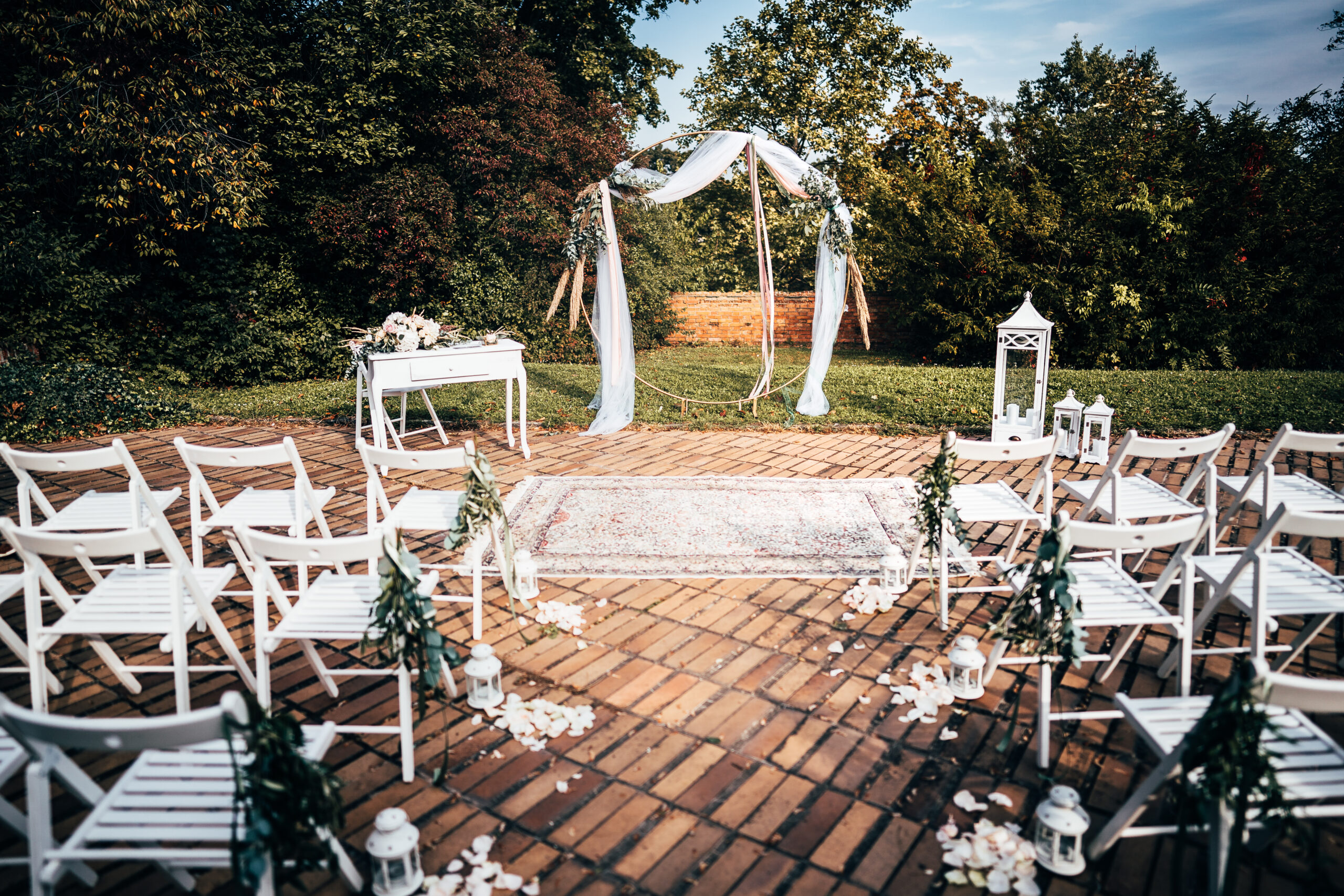 Hlídka garden — ceremony arch